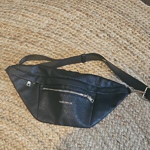 modern+chic Black Faux Leather Belt Bag